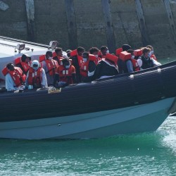 Wielka Brytania planuje zawracać łodzie z migrantami. Francja się sprzeciwia