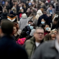 Rząd nie wyklucza zaostrzenia restrykcji covidowych nawet przed świętami