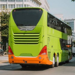 Kobieta zwolniona z pracy kierowcy autobusu, bo jest zbyt niska