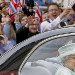 Podejrzana paczka na Trafalgar Square, uroczystości z okazji 70-lecia panowania królowej