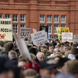 Protestujący rolnicy ustawili 5500 kaloszy przed parlamentem Walii