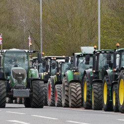 Ponad 100 traktorów przed parlamentem na proteście rolników