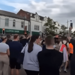 Protesty antyimigranckie przed hotelami dla azylantów
