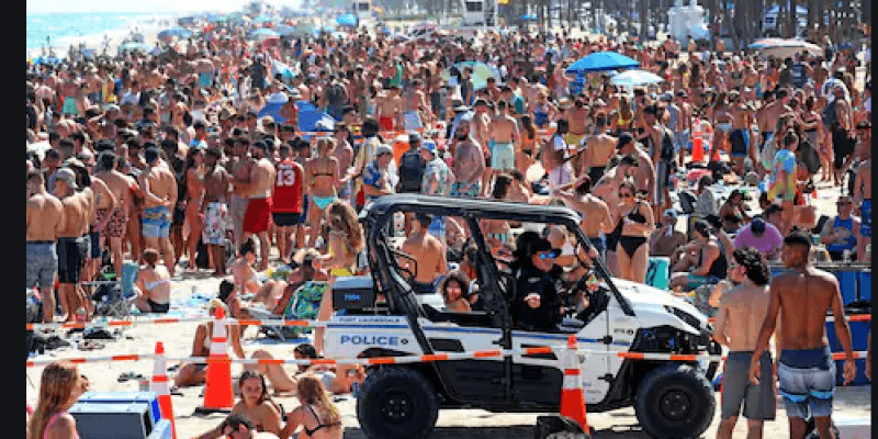 Tłumy Brytyjczyków na plażach i w parkach