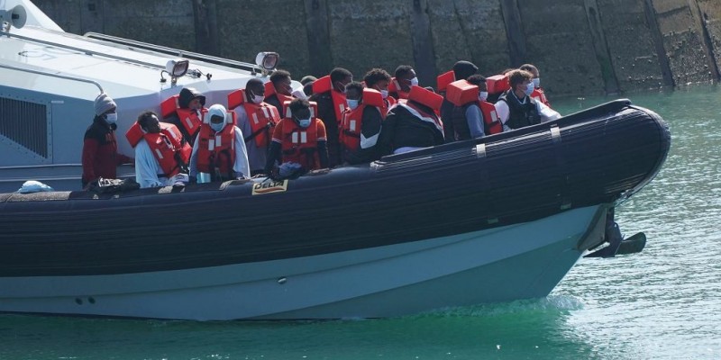 Wielka Brytania planuje zawracać łodzie z migrantami. Francja się sprzeciwia