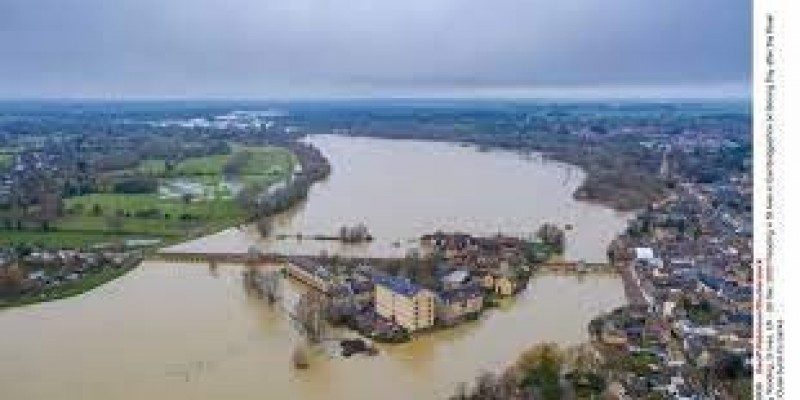 Powodzie, zniszczone mosty, problemy z kursowaniem pociągów