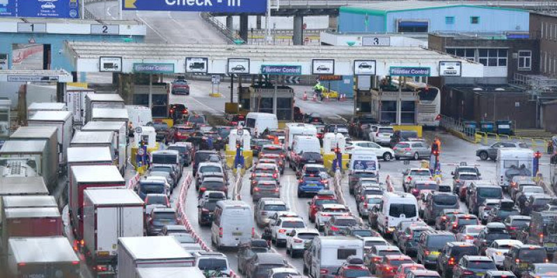 Długie kolejki samochodów czekających na wjazd na prom w Dover