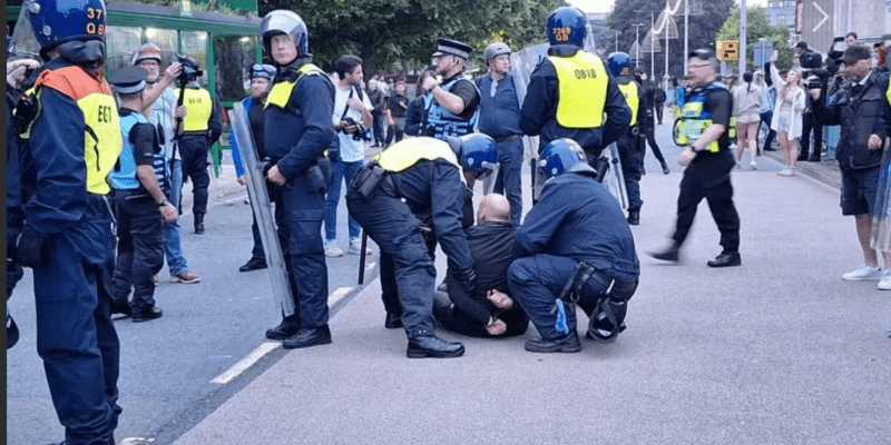 W siódmym dniu protestów zamieszki w Plymouth i Birmingham