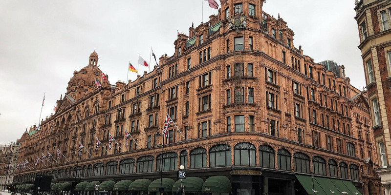 Dom towarowy Harrods przeprasza za napaści seksualne byłego właściciela