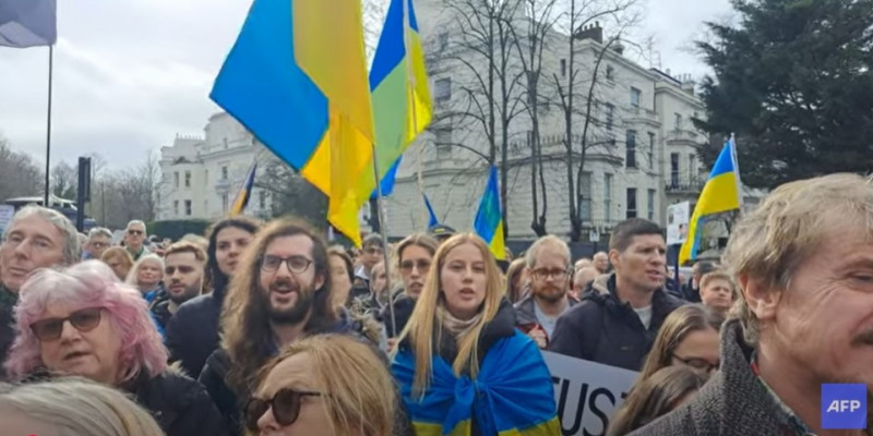 Kilkutysięczna demonstracja poparcia dla Ukrainy przed ambasadą Rosji