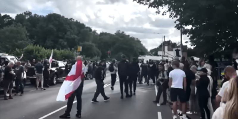 Sześć osób aresztowanych podczas protestów przed ośrodkiem dla uchodźców w Epping