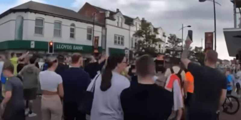 Protesty antyimigranckie przed hotelami dla azylantów