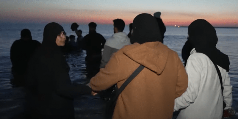 Straż graniczna przechwyciła ponton z rekordową liczbą 106 migrantów 