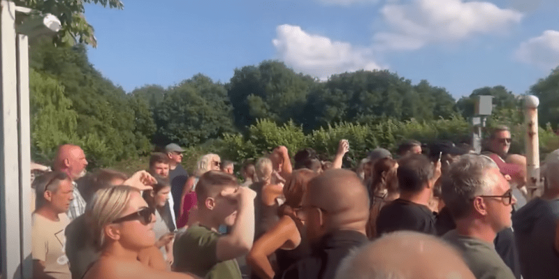 Azylanci muszą opuścić hotel w Epping, gdzie odbywały się antymigranckie protesty