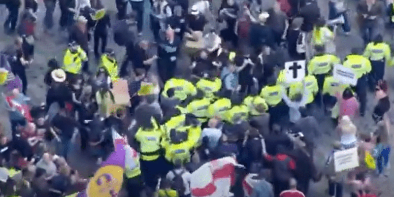 Antyimigranckie protesty w wielu miastach, w Bristolu doszło do starć z policją